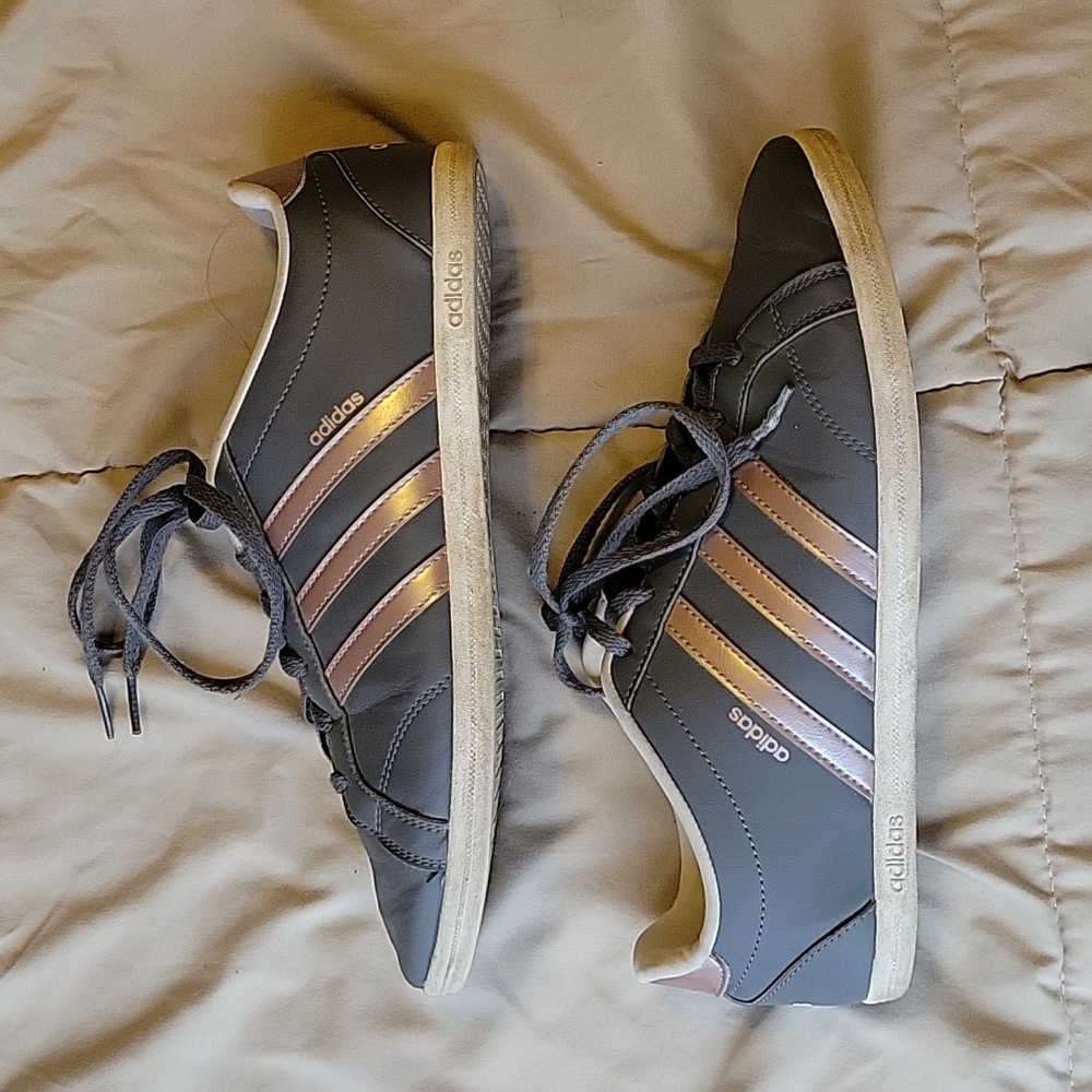 Women's gray and pink Adidas sneakers - size 9